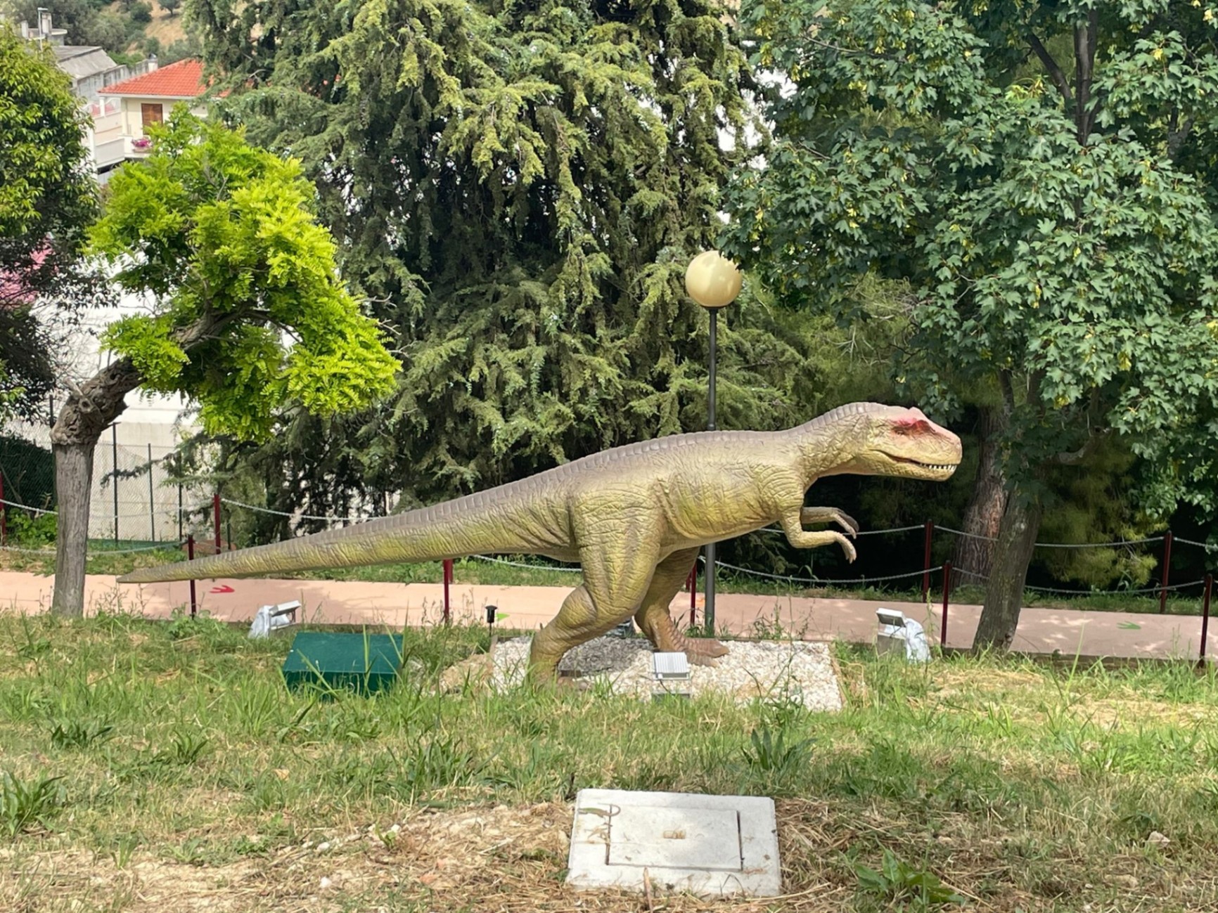 Allosaurus a grandezza naturale al parco dei dinosauri AbruzzoSauro di Notaresco (Teramo)