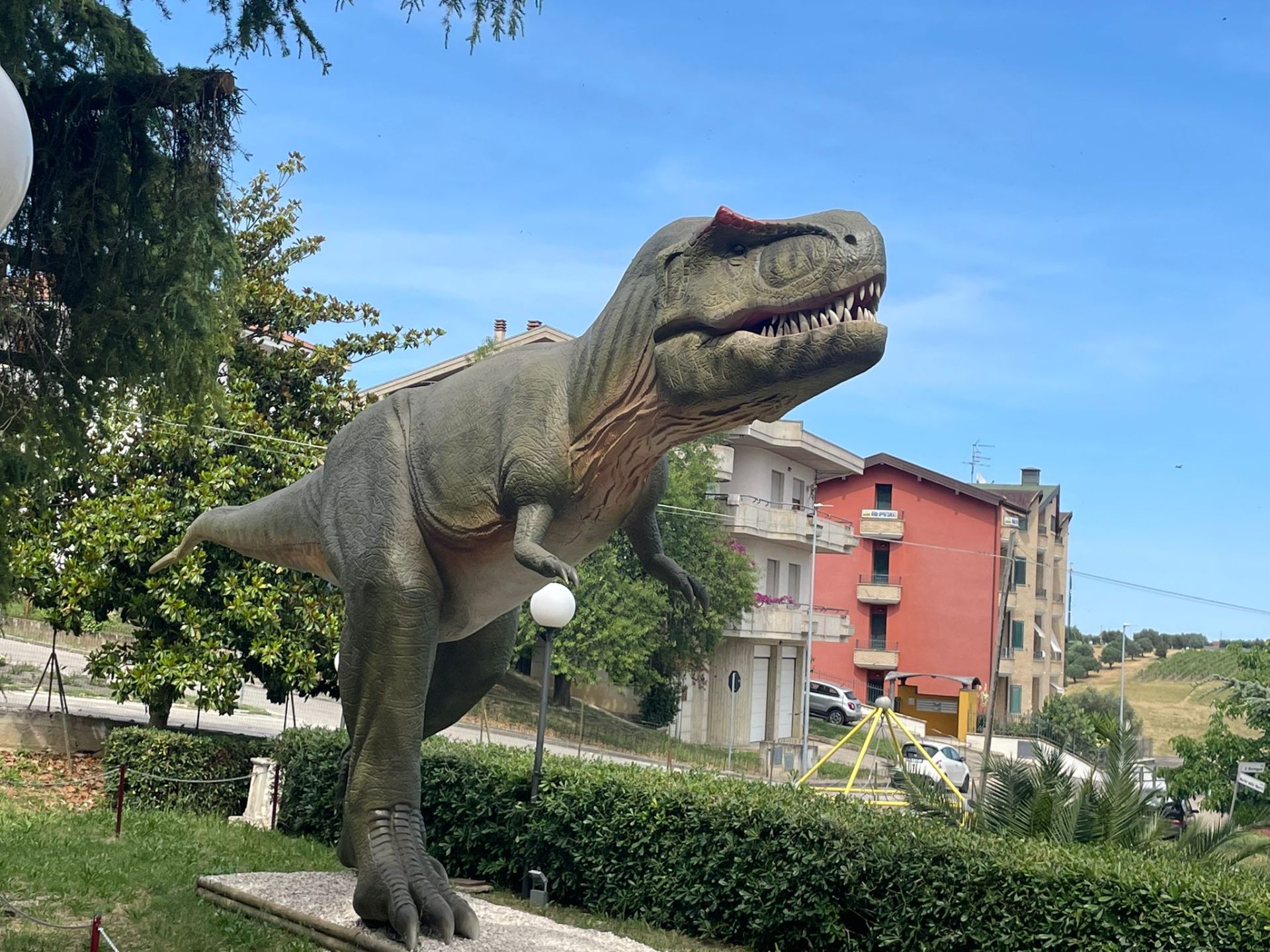 Tyrannosaurus Rex a grandezza naturale ad AbruzzoSauro, parco dei dinosauri di Notaresco (Teramo)