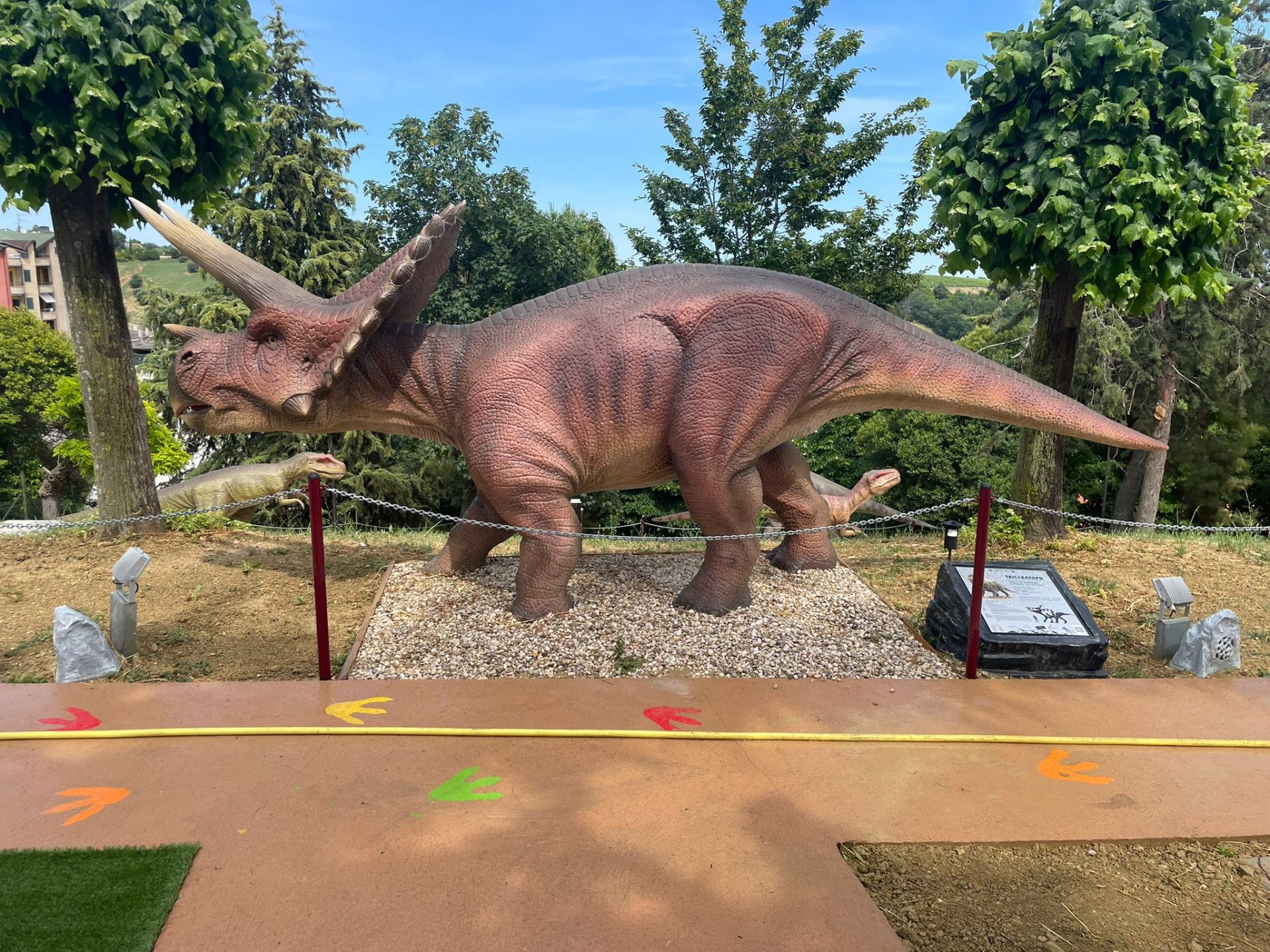Triceratops a grandezza naturale al parco dei dinosauri AbruzzoSauro di Notaresco (Teramo)