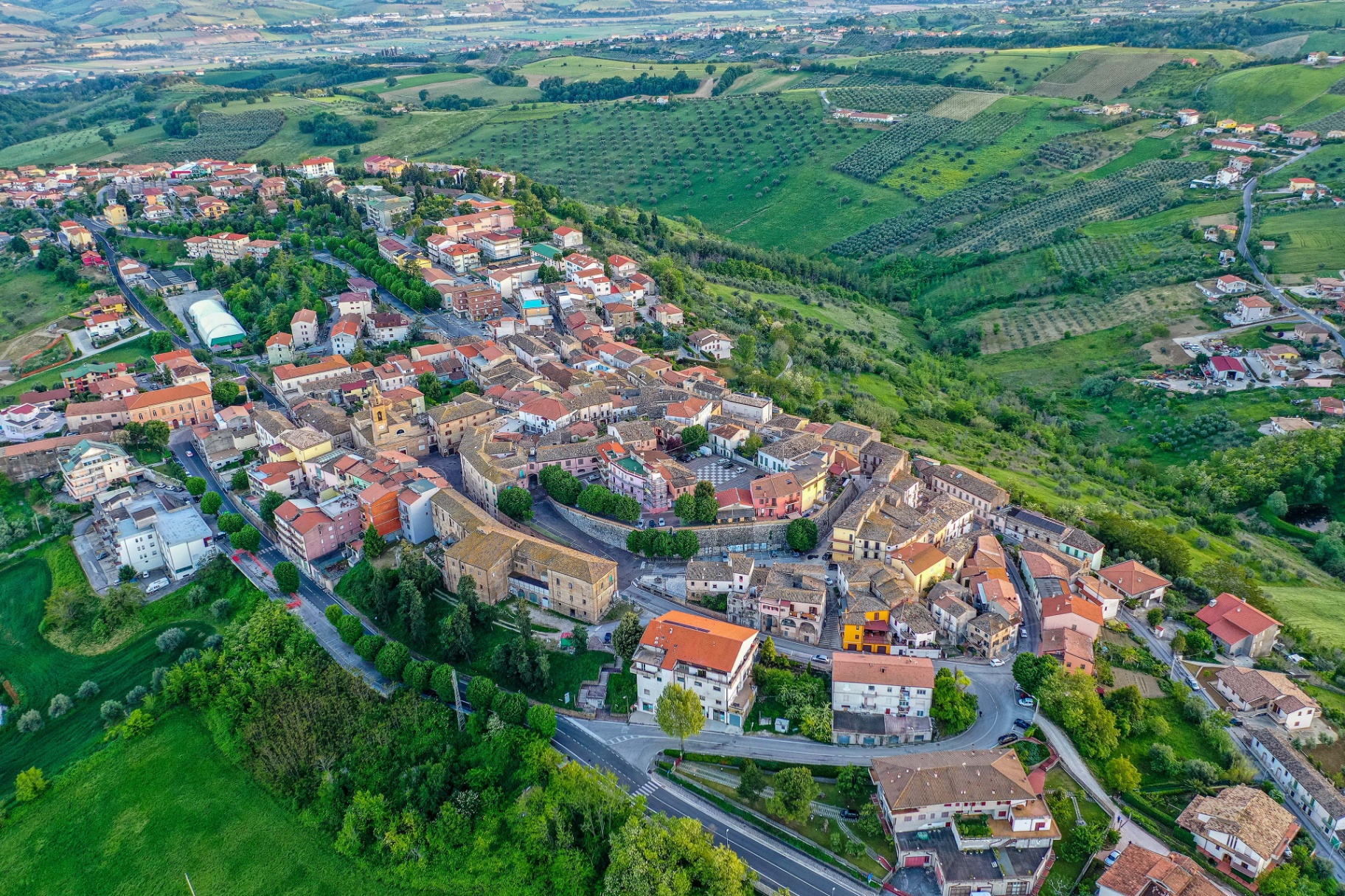 Vista aerea di Notaresco, borgo medievale in provincia di Teramo, sede di AbruzzoSauro